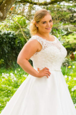 Brautkleid-hochgeschlossen-mit-Tüll-und-Spitze