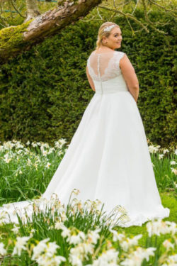 Brautkleid-mit-Schleppe